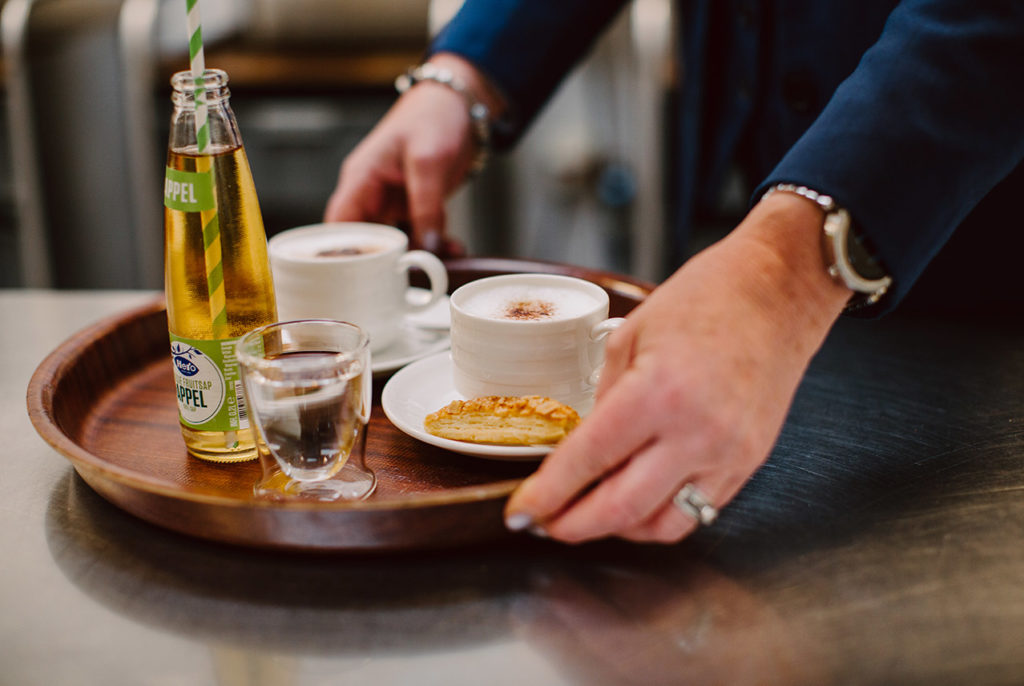 de medewerkers van Westerveld serveren u graag een kopje koffie of frisdrank