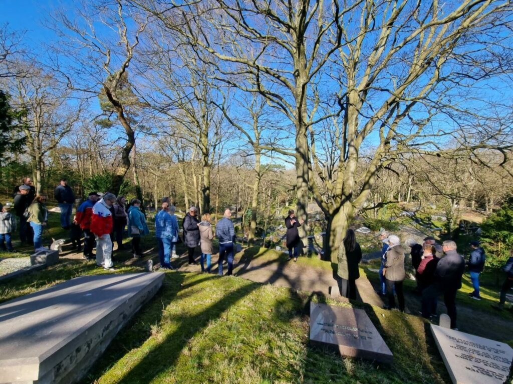 Tijdens de rondleiding op 19 maart wandelden bezoekers door gedenkpark Westerveld