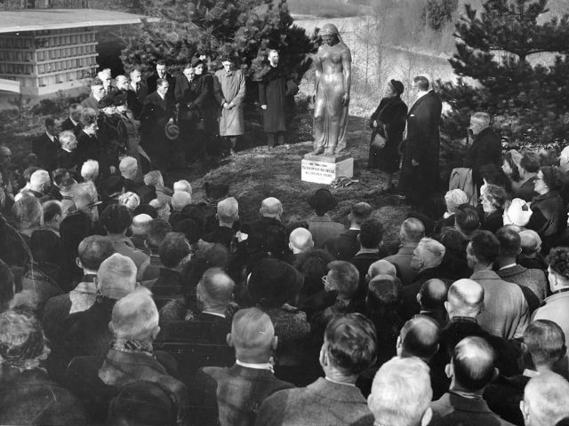westerveld-begraafplaats-crematorium-Onthulling monument 1948