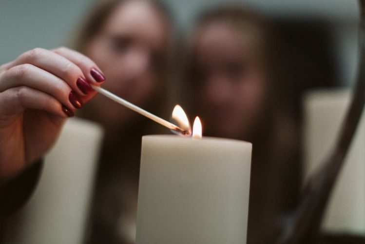 westerveld-begraafplaats-crematorium-kaars aansteken